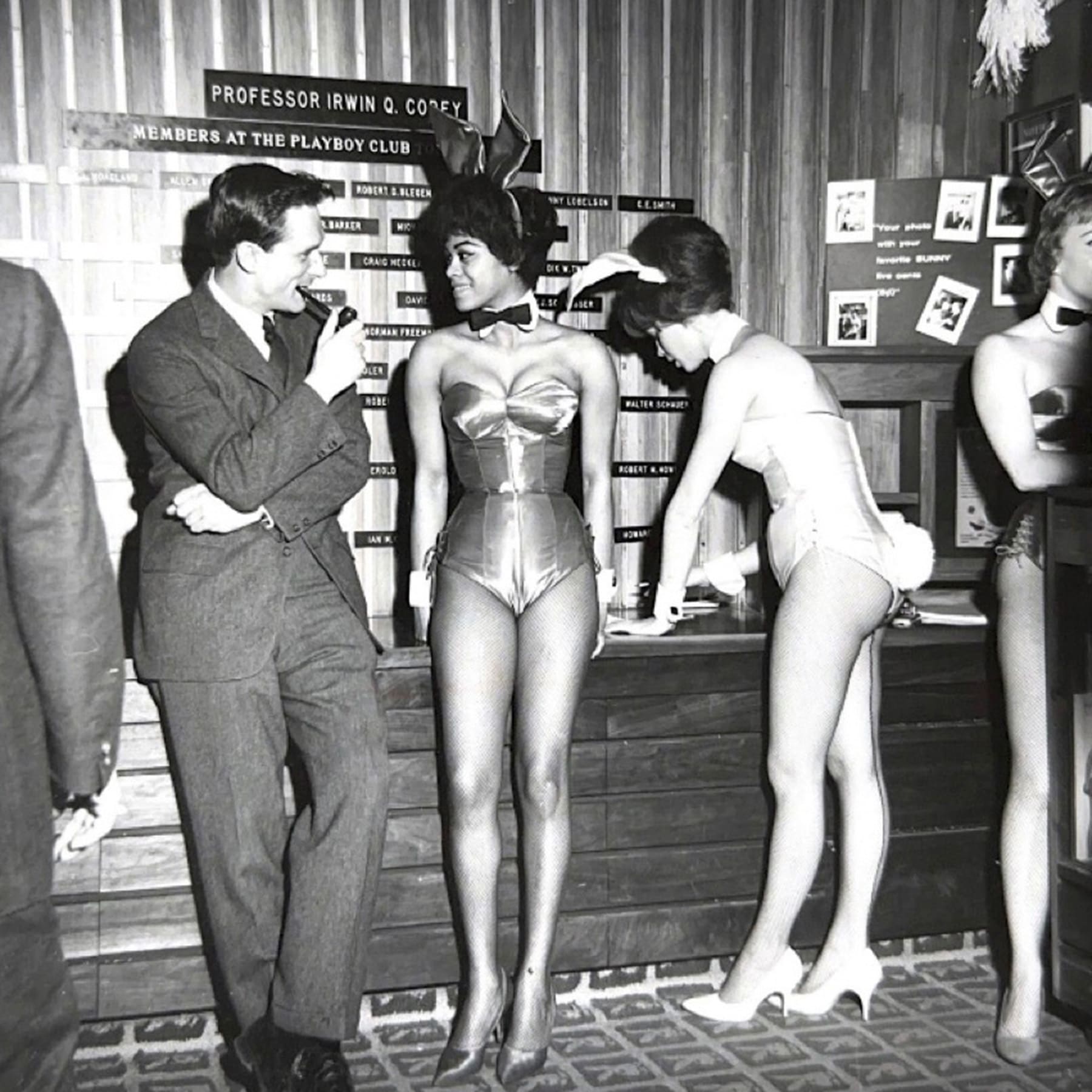 Hugh Hefner chats with Gloria Johnson at the Playboy Club