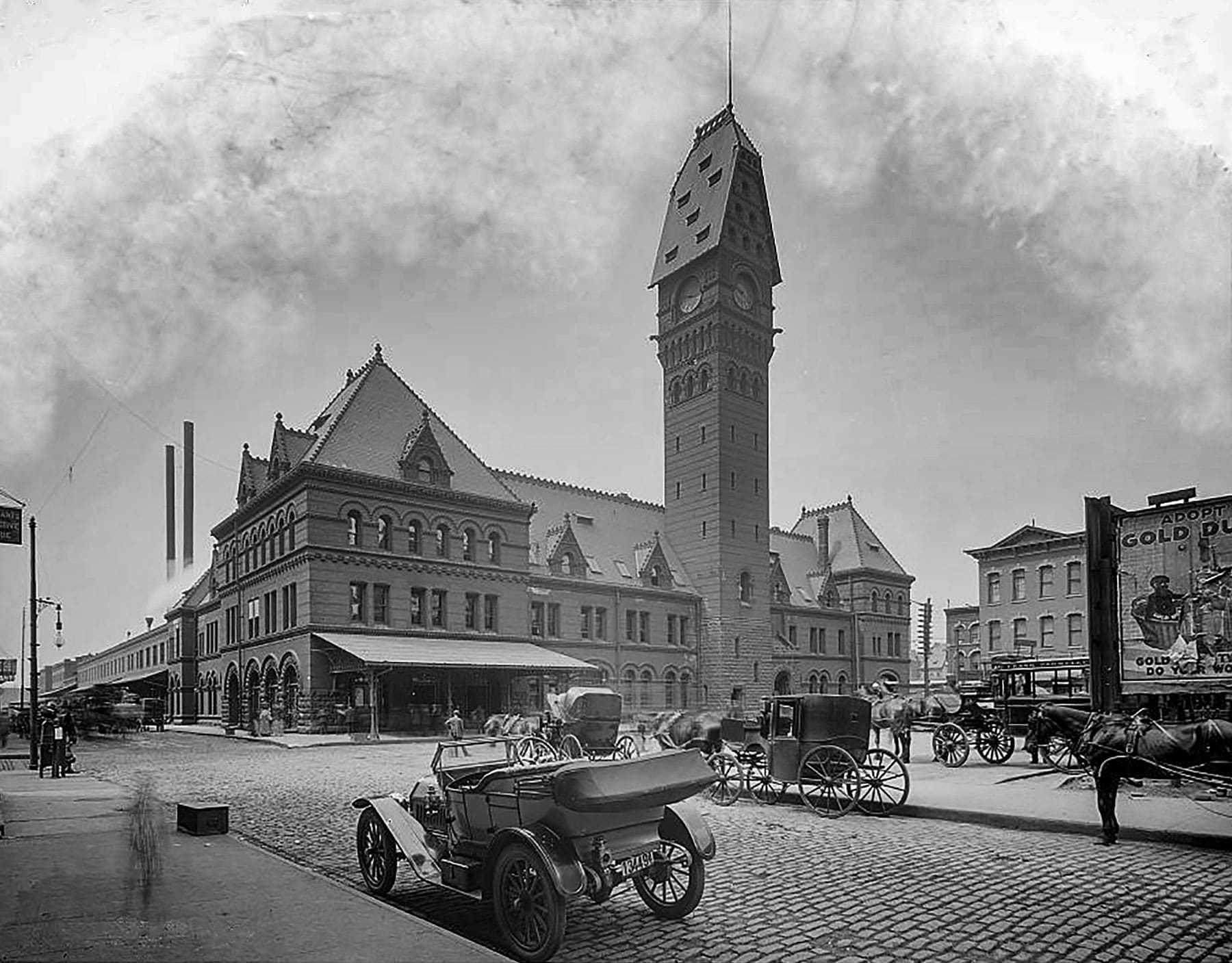 Dearborn Station with its original pitched roof, pictured between 1910 and 1920.