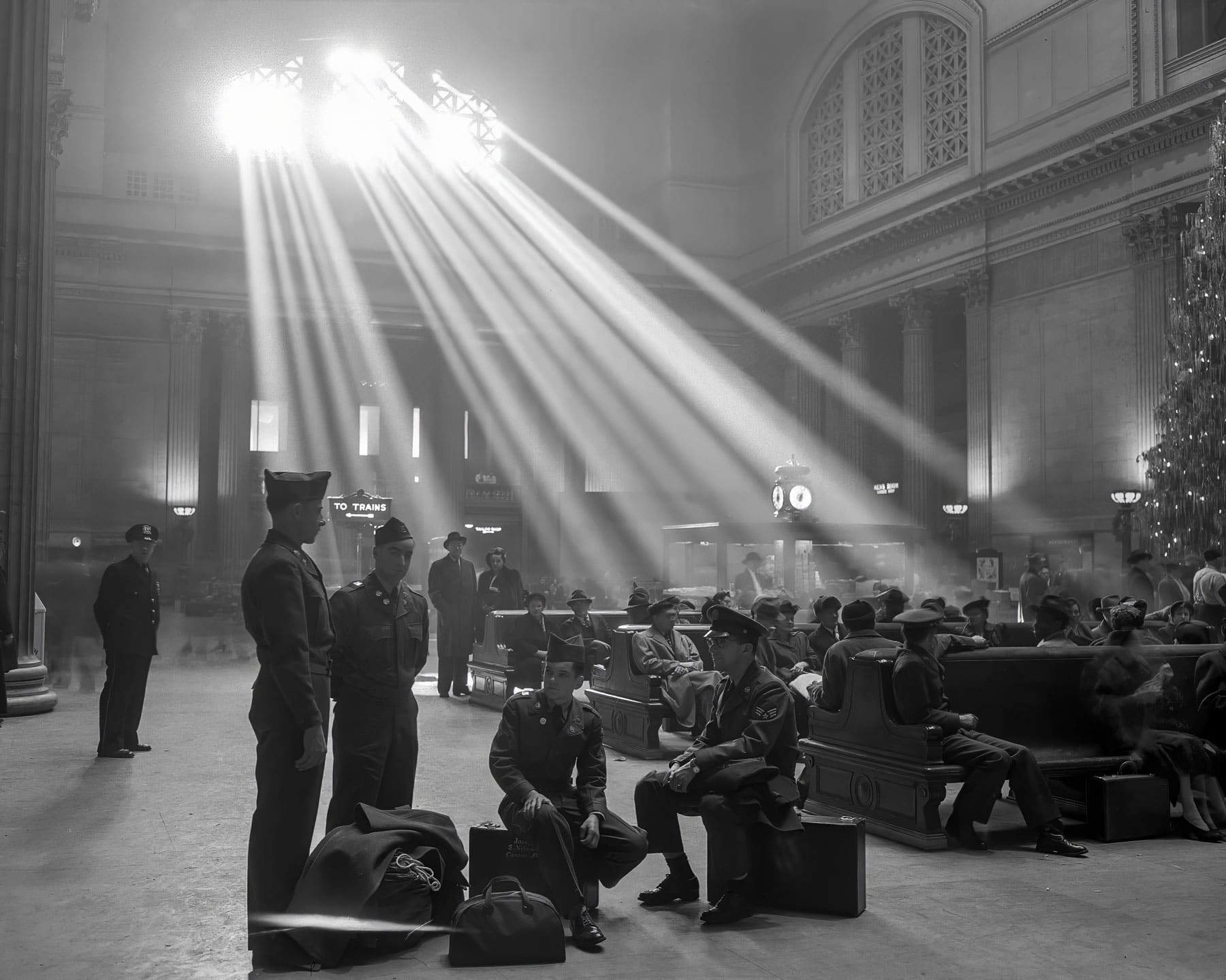 Servicemen in Union Station’s Great Hall in 1950.