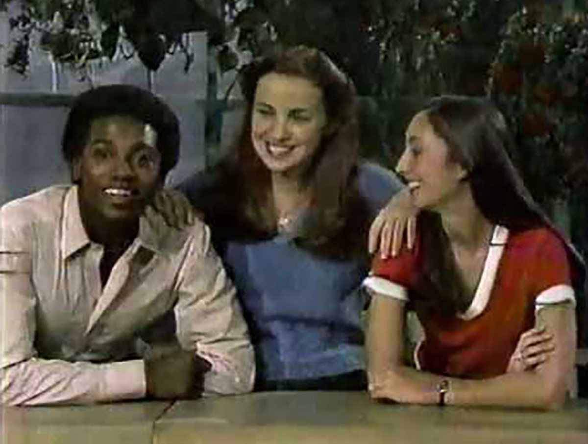 A boy and two girls in the cast of 3-2-1 Contact