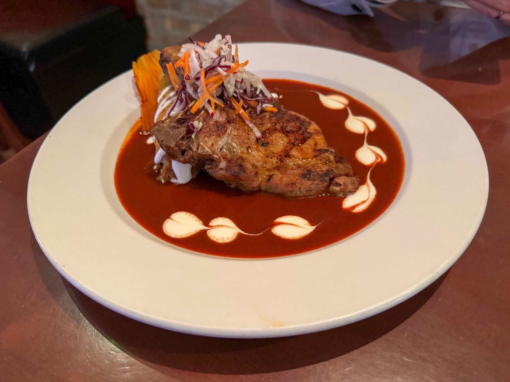 Chuleta de puerco served in a dish