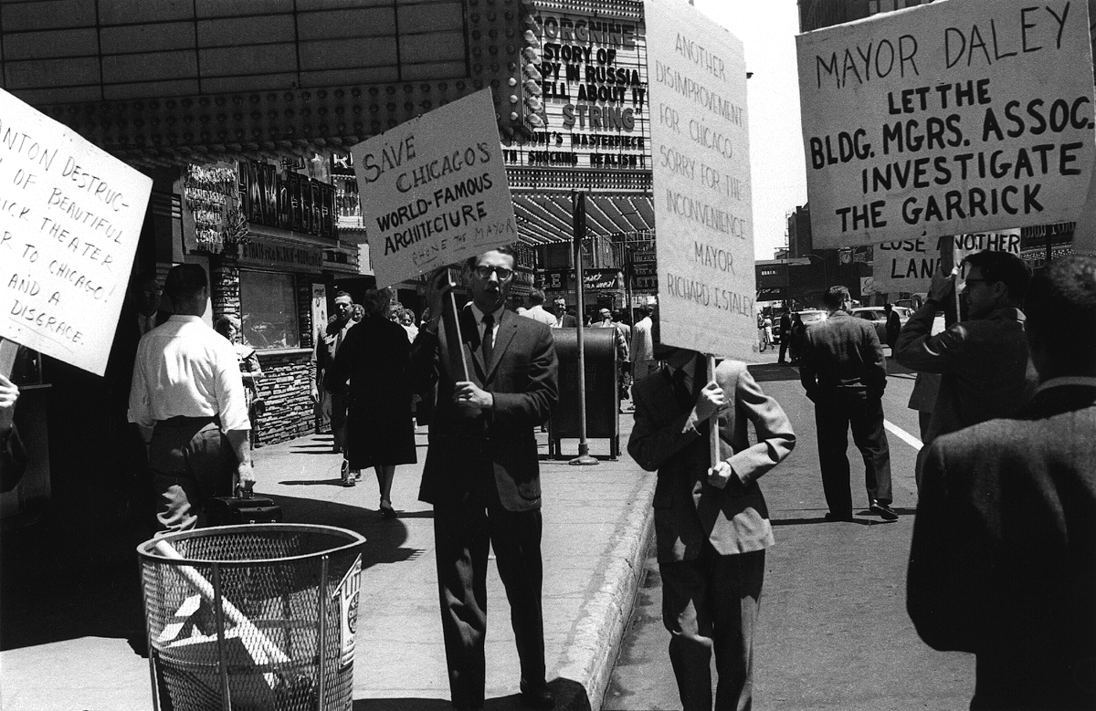 Protesters outside the Garrick Theater Photo credit: Richard Nickel Committee and Archive