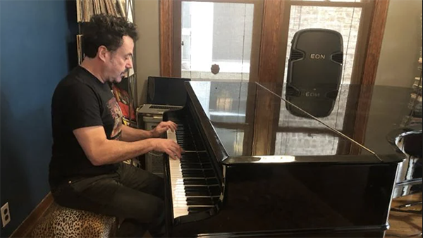 Johnny Iguana. (Marc Vitali / WTTW News) Johnny Iguana playing a piano