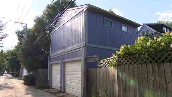 A Chicago coach house. (WTTW News) A purple coach house in Chicago, as seen from an alley