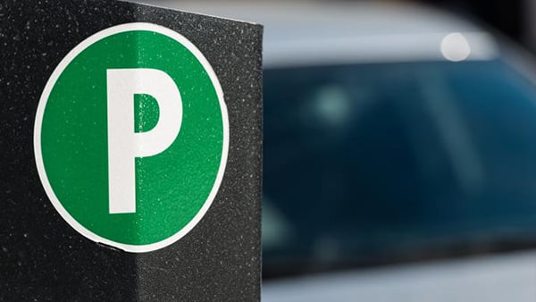 A green P on a Chicago parking meter
