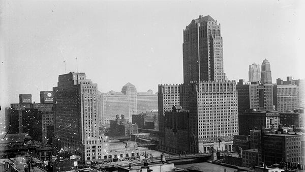 A black and white photo of various Chicago buildings