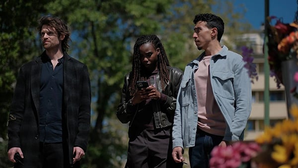 Maigret, Janvier, and Lapointe stand outside