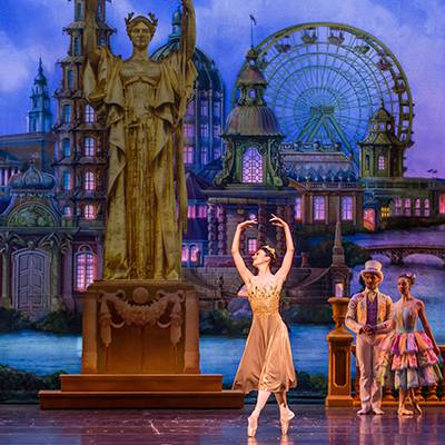 Victoria Jaiani as the Golden Statue (Photo by Cheryl Mann)