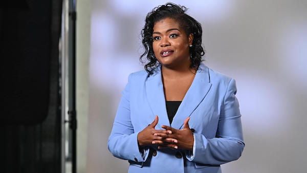 Ebony Scott of the Family Independence Initiative in her FIRSTHAND Talk. Photo: Ken Carl/WTTW