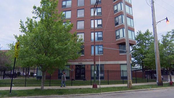 (WTTW News) Exterior of the James Sneider Apartments in Rogers Park, Chicago (WTTW News)