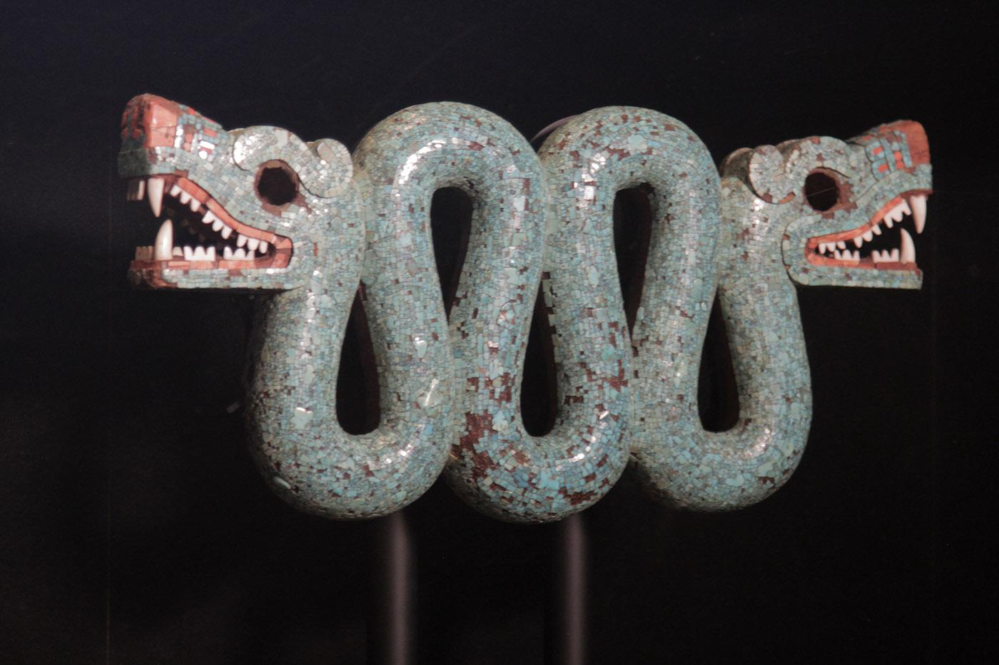 Turquiose mosaic of double headed serpent, Aztec. Commissioned by Mactezuma II as a gift for Hernán Cortés (c. 1400 – 1521) – British Museum, London. Photo: Nutopia Ltd