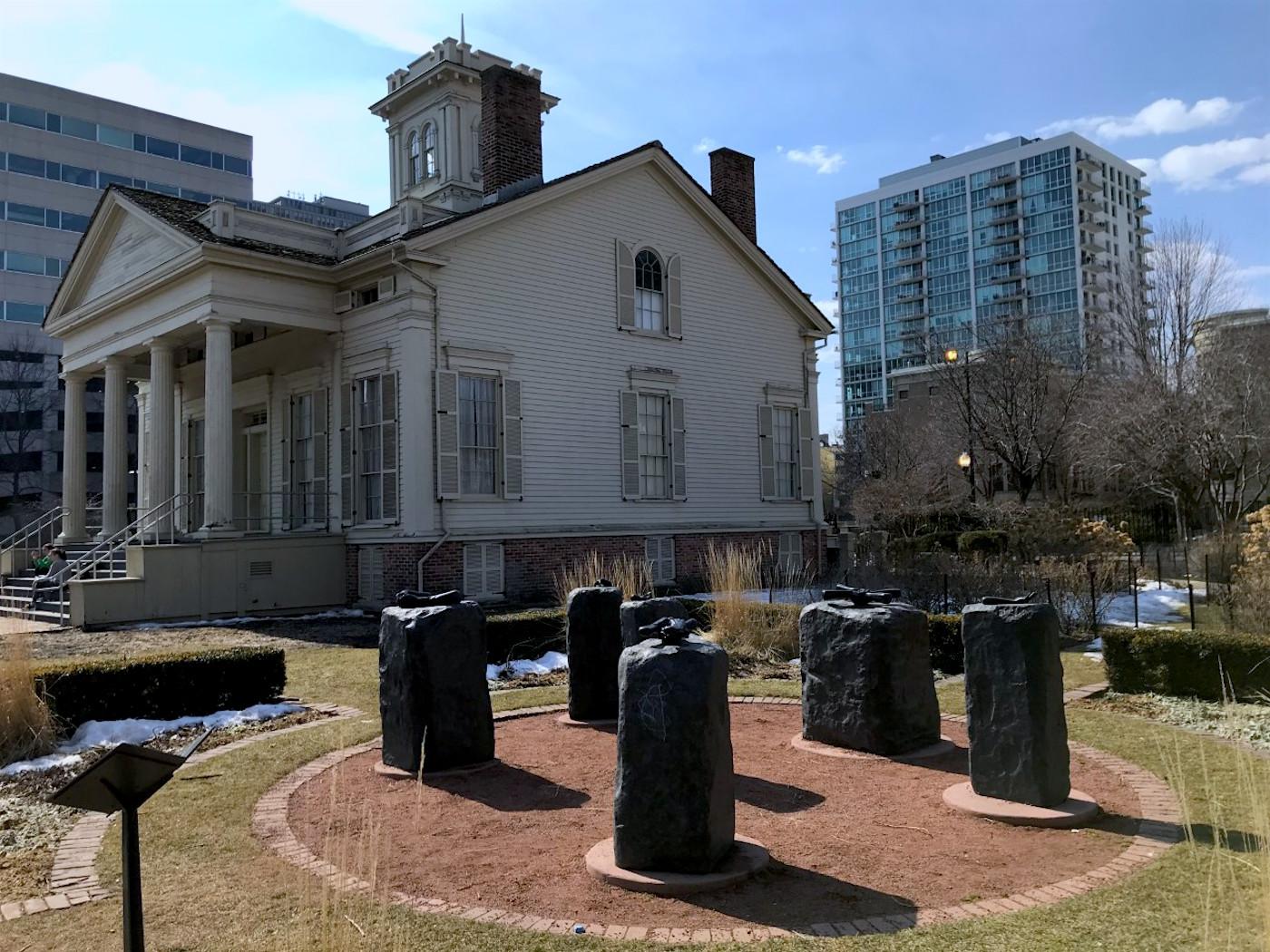 Louise Bourgeois's "Helping Hands" in front of Chicago's Clarke House