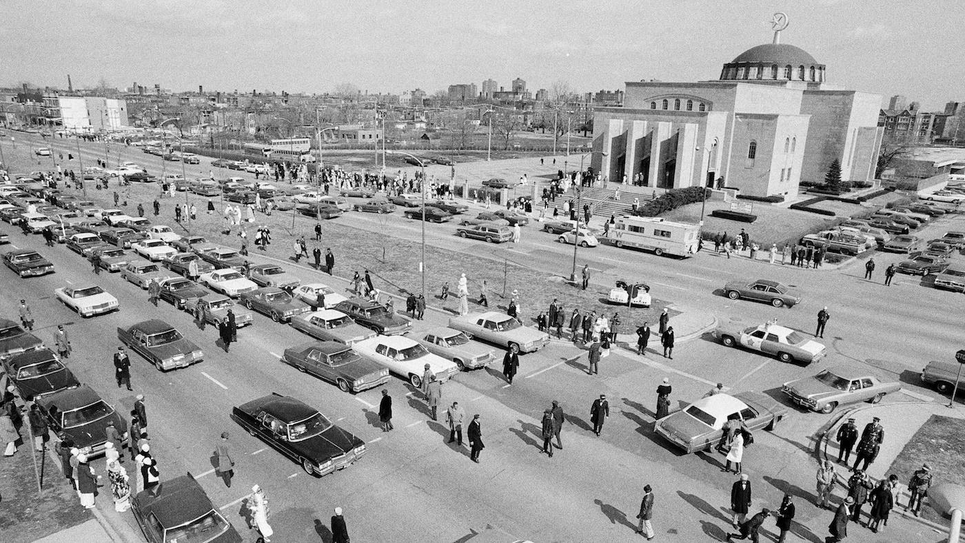 Mourners arrive for funeral of Nation of Islam leader Elijah Muhammad at Mosque Maryam, 7351 South Stony Island Avenue, Chicago, Illinois. Photo: ST-19110568-0001, Chicago Sun-Times collection, Chicago History Museum