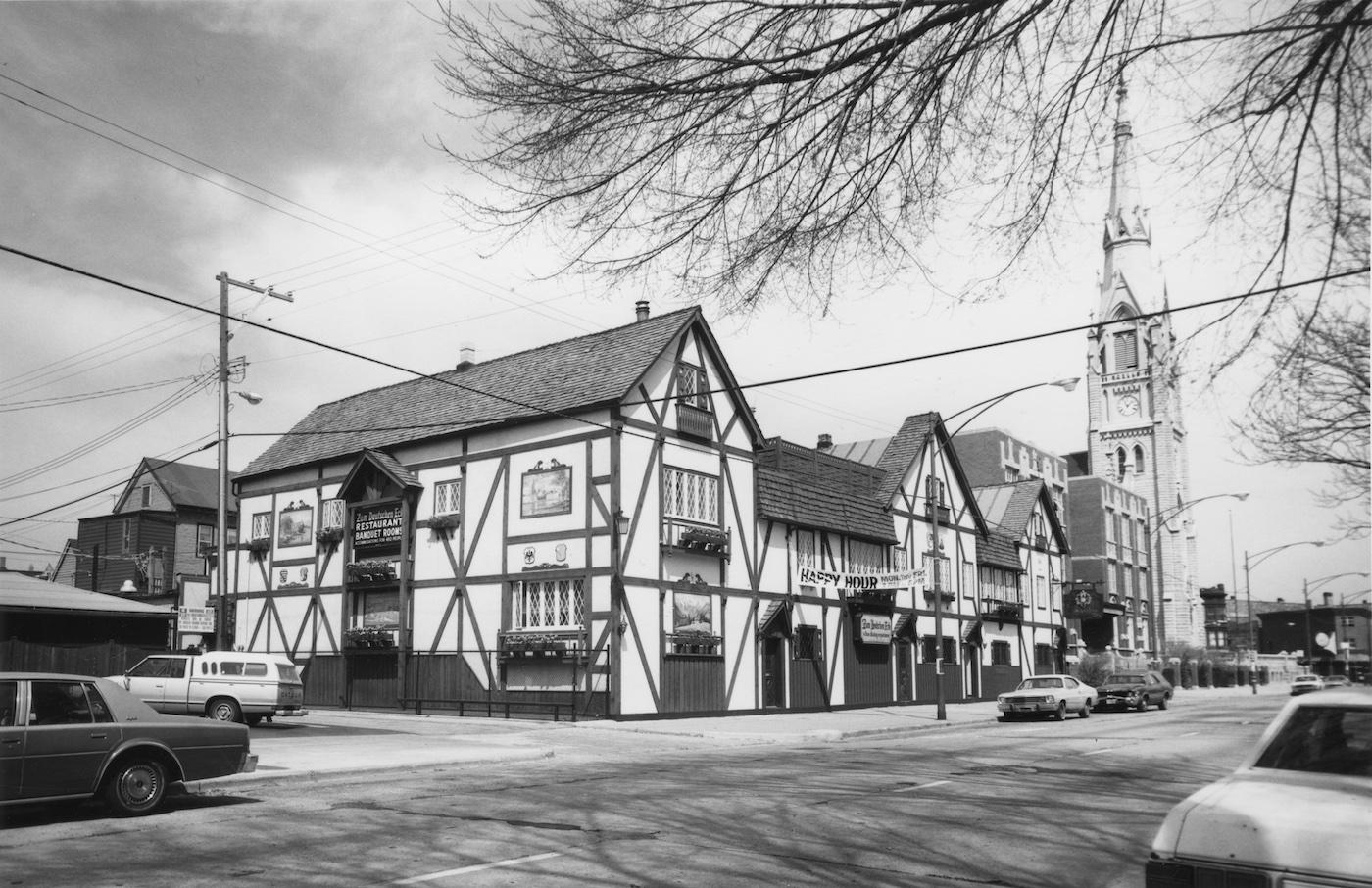 Zum Deutschen Eck at 2924 N. Southport Avenue in 1983. Photo: Chicago History Museum, ICHi-067020; John McCarthy, photographer