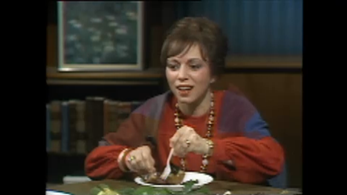 Carolyn Buster Welbon cuts food on Chicago Tonight in 1986
