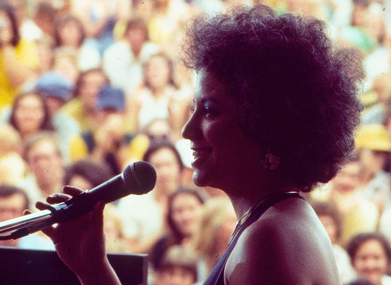 Janis Ian performing at the piano (1976). Janis Ian performing at the piano (1976).