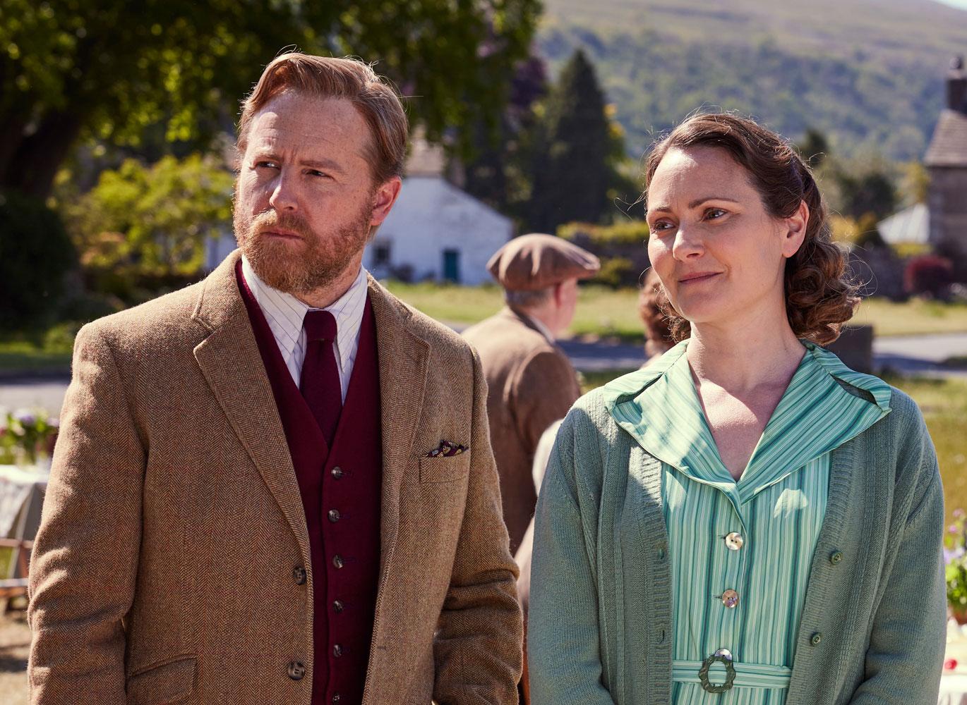 Siegfried Farnon (Samuel West), Mrs. Hall (Anna Madeley)