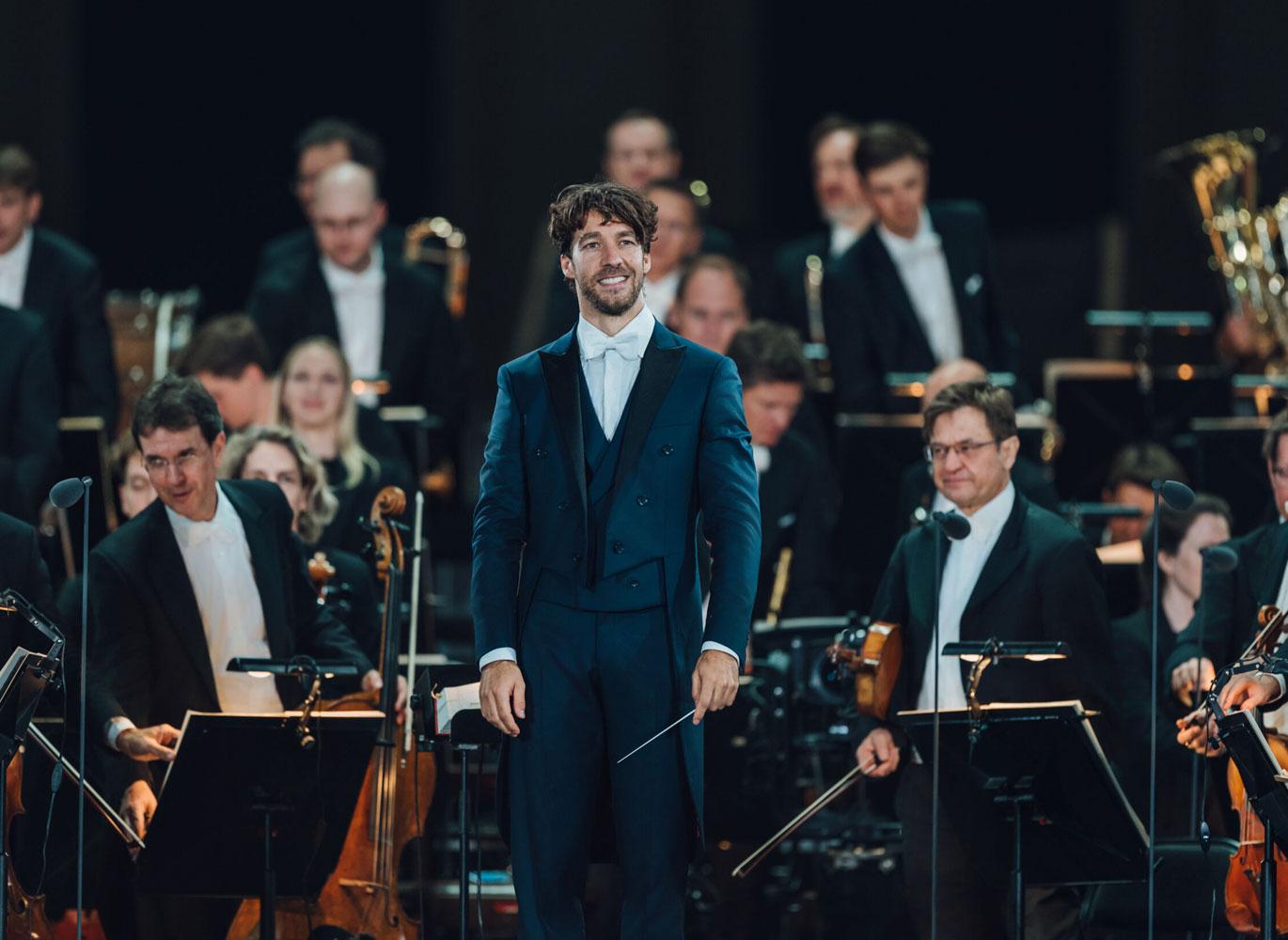 Conductor Lorenzo Viotti and the Vienna Philharmonic Orchestra. Photo by Niklas Schnaubelt.