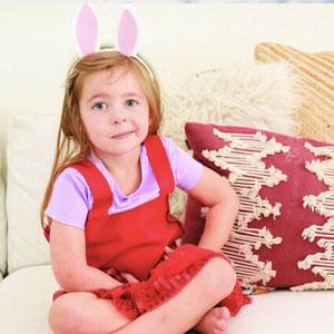 Girl in Elinor costume.