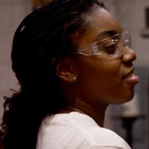 Glassblower Nae-Nae McGee rolls molten glass attached to a rod. Photo: Michael Izquierdo, WTTW News   