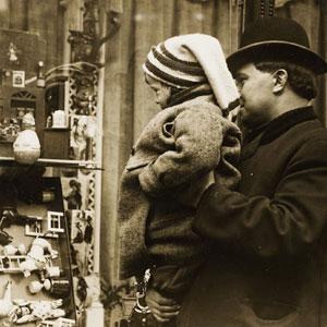 Circa 1910, a man and child admire one of the store’s Christmas windows. Credit: Chicago History Museum, ICHi-037800 Circa 1910, a man and child admire one of the store’s Christmas windows. Credit: Chicago History Museum, ICHi-037800