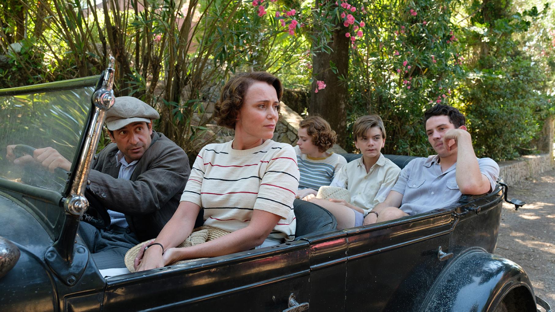 A circus comes to town, bringing a new prospect for Larry and a hobby for the rest of the family. Photo: Joss Barratt for Sid Gentle Films & MASTERPIECE Spiro (ALEXIS GEORGOULIS), Louisa Durrell (KEELEY HAWES), Margo Durrell (DAISY WATERSTONE), Gerald Durrell (MILO PARKER) & Lawrence Durrell (JOSH O’CONNOR) in The Durrells in Corfu. Photo: Joss Barratt for Sid Gentle Films & MASTERPIECE
