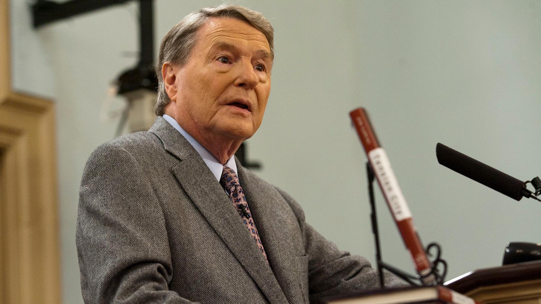 Jim Lehrer speaking at the Miller Center of Public Affairs, in Charlottesville, Virginia, in 2011. Photo: Wikimedia Commons