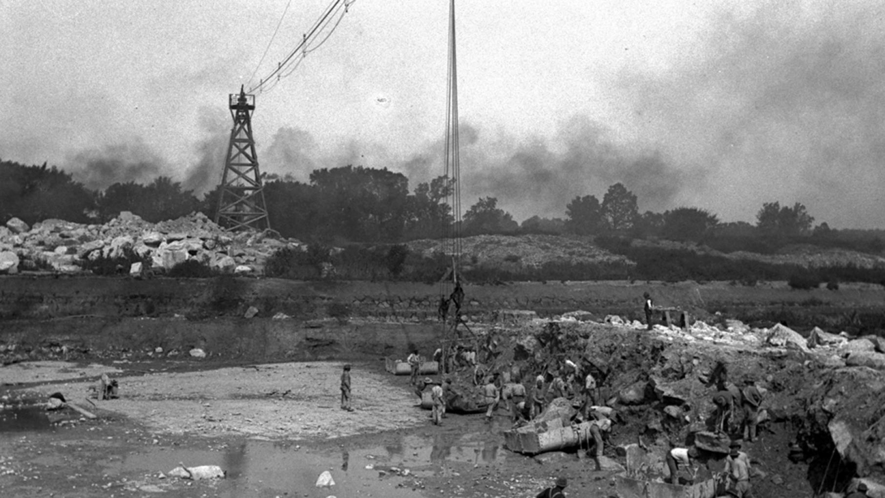 Workers on the Sanitary and Ship Canal excavate and load rock onto hoppers on September 20, 1894. Photographer unknown. Courtesy of the Metropolitan Water Reclamation District for 10 That Changed America