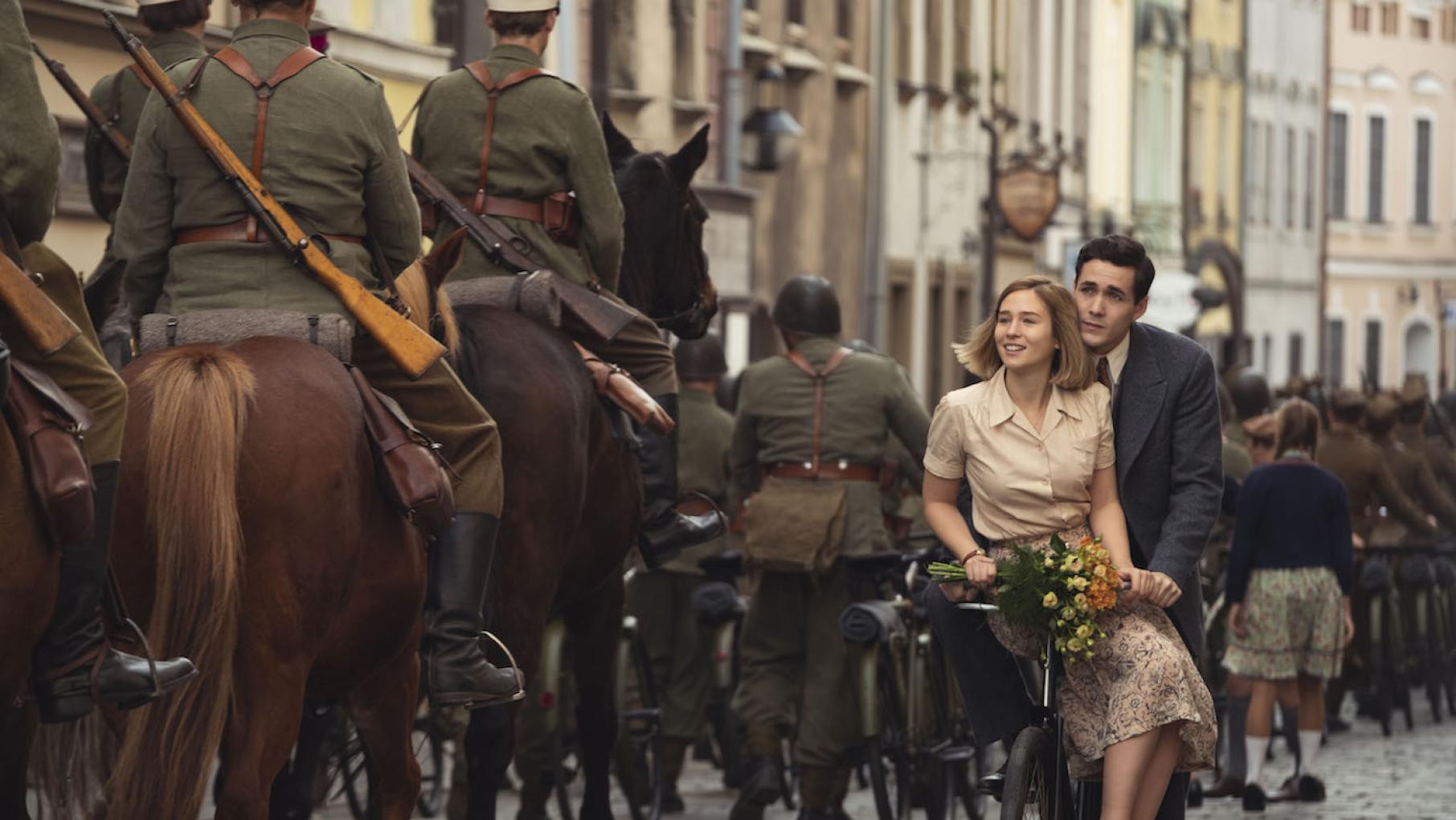 Zofia Wichlaz as Kasia Tomaszeski and Jonah Hauer-King as Harry Chase in World on Fire. Photo: Mammoth Screen