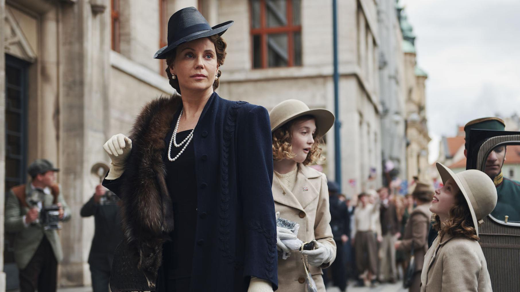 Märtha and her children arrive safely in New York. Photo: Julie Vrabelová/Masterpiece Princess Märtha and her daughters in New York in 'Atlantic Crossing'