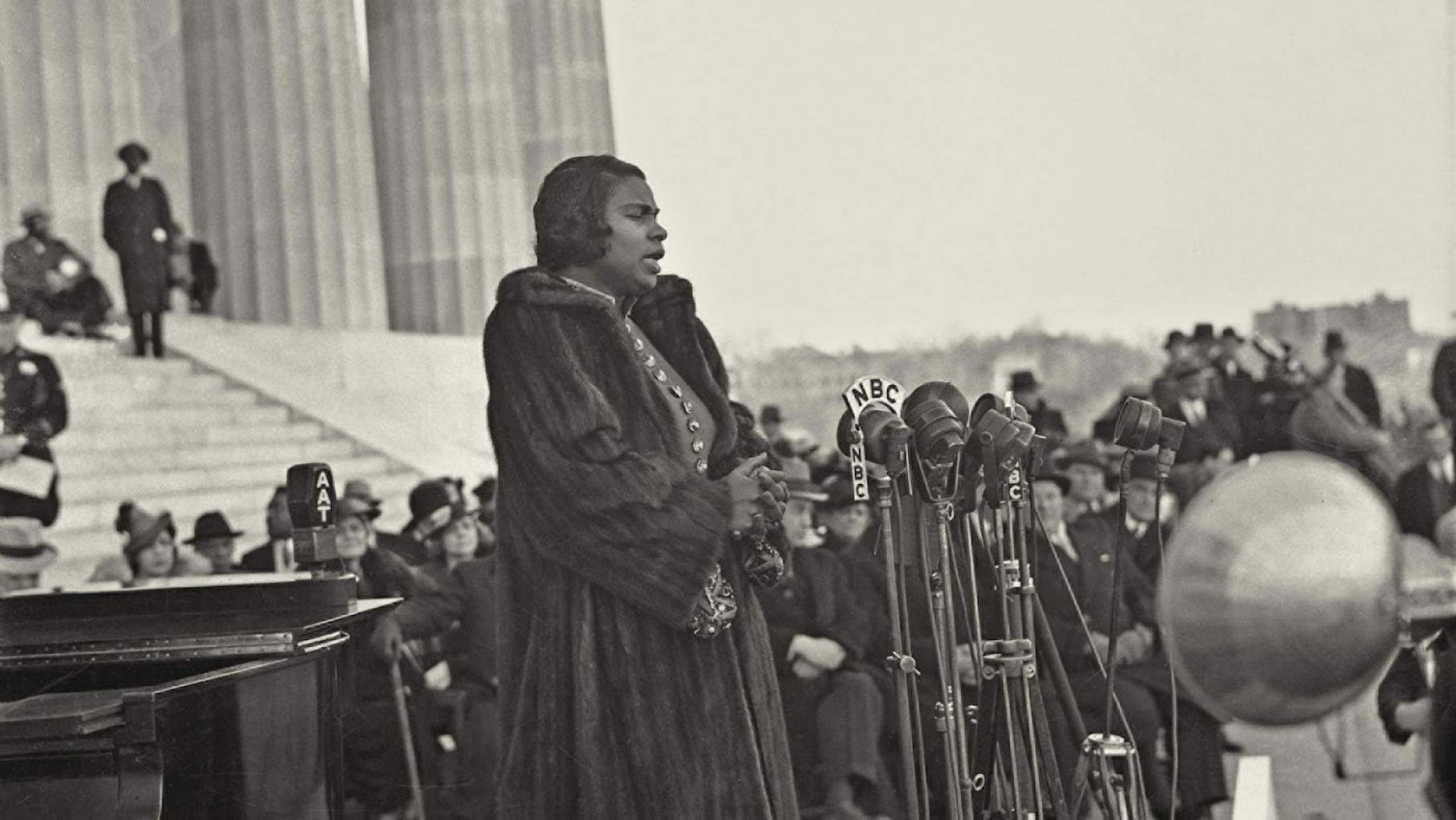 Marian Anderson singing at the Lincoln Memorial in Washington on Easter Sunday, 1939. Photo: World History Archive / Alamy Stock Photo Marian Anderson singing at the Lincoln Memorial in Washington on Easter Sunday, 1939. Photo: World History Archive / Alamy Stock Photo
