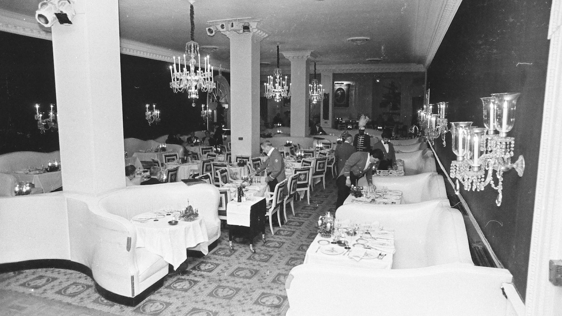 For decades, the Pump Room hosted celebrities alongside food presented with a drama worthy of the Hollywood stars enjoying it. Photo: ST-70004622-0013, Chicago Sun-Times collection, Chicago History Museum The Pump Room at the Ambassador East Hotel in Chicago in 1970. Photo: ST-70004622-0013, Chicago Sun-Times collection, Chicago History Museum