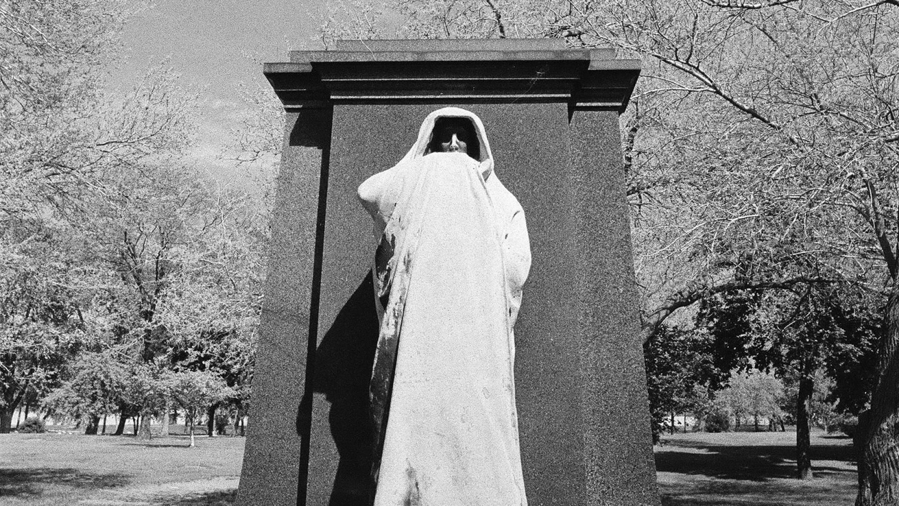 The Eternal Silence statue, pictured here in 1977. Image: ST-40001541-0009, Chicago Sun-Times collection, Chicago History Museum The Eternal Silence sculpture, pictured here in 1977. The black-and-white image shows a hooded sculpture set against a slab of black granite. Image: ST-40001541-0009, Chicago Sun-Times collection, Chicago History Museum