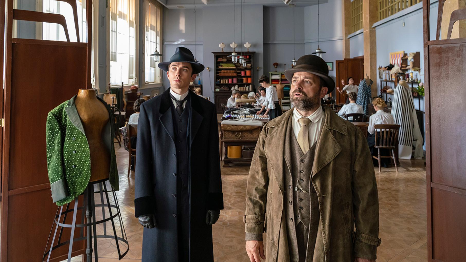A murder at a fashion house has Oskar repulsed and Max fascinated. Photo: Lenke Szilagyi / 2022 Endor Productions / MR Film Max and Oskar investigate a murder at a fashion house