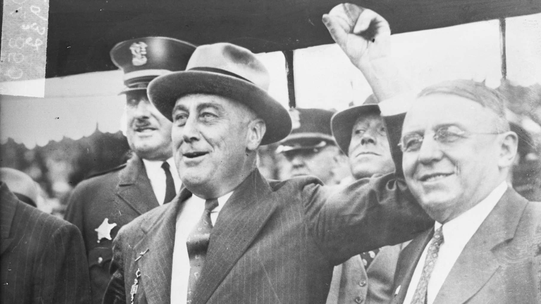 Franklin Delano Roosevelt and Anton Cermak in Chicago in 1932. Photo: DN-0104850, Chicago Sun-Times/Chicago Daily News collection, Chicago History Museum FDR stands next to Chicago mayor Anton Cermak, holding his hand up