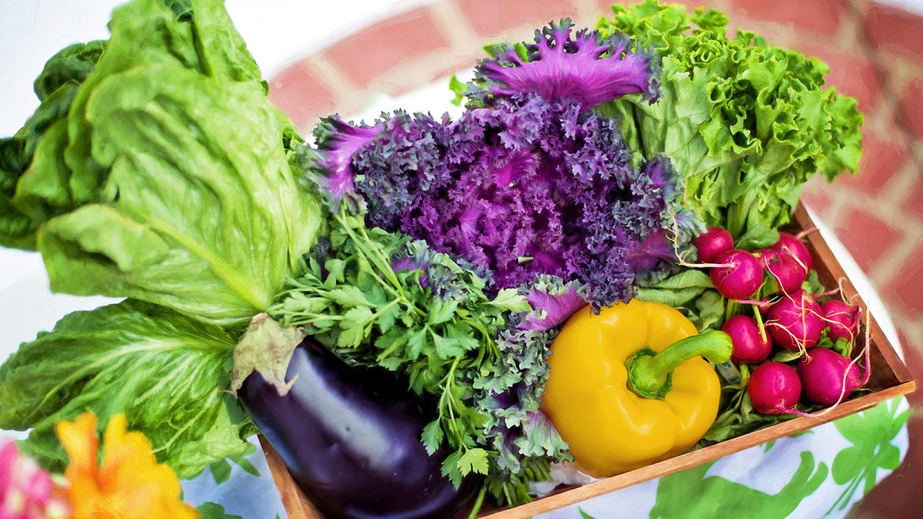 Image: Jill Wellington / Pixabay A colorful box of produce