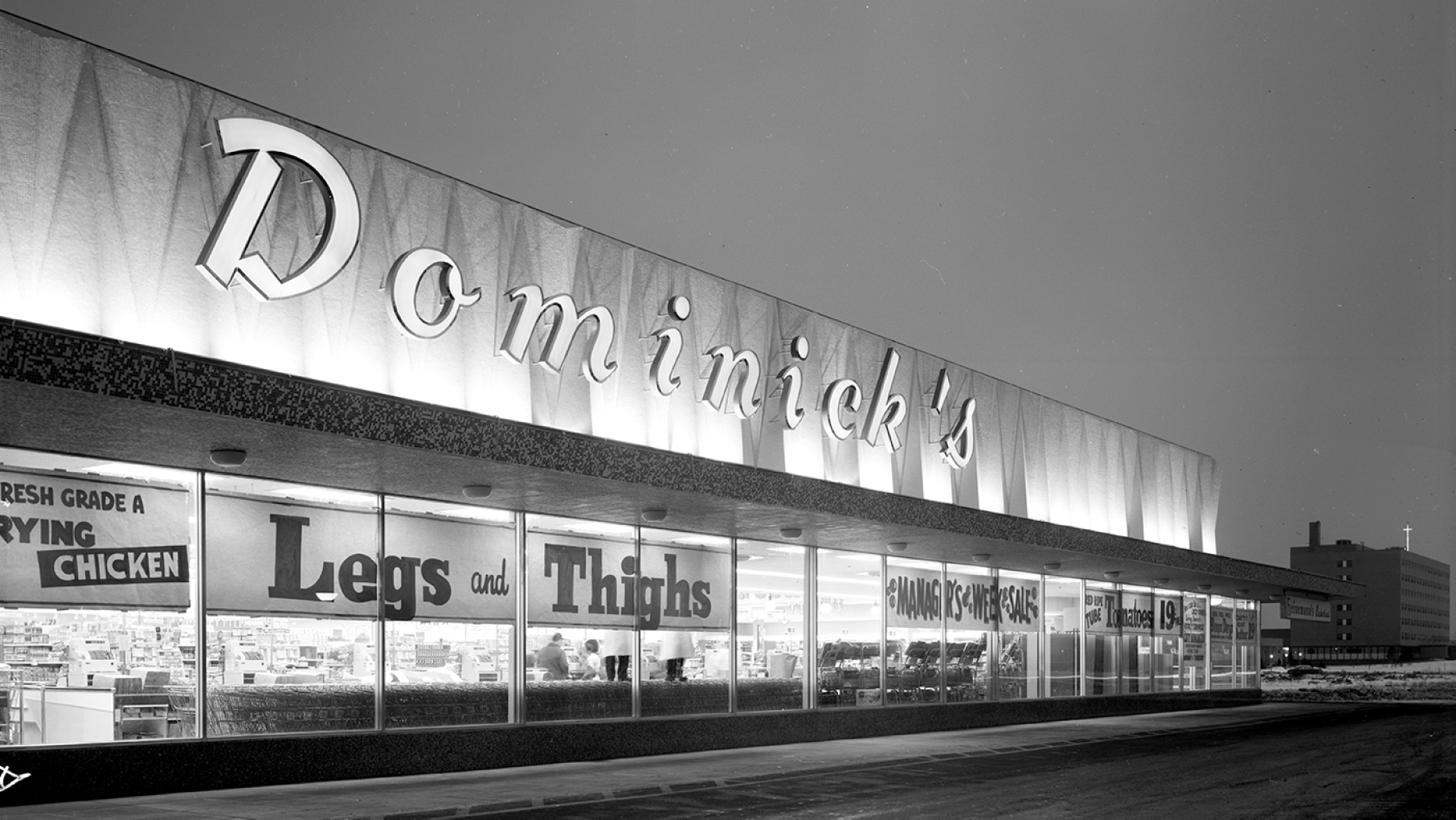 Dominick's supermarket in Park Ridge, Illinois, February 21, 1962. Credit: HB-25293-A, Chicago History Museum, Hedrich-Blessing Collection A black and white exterior shot of a Dominick's store