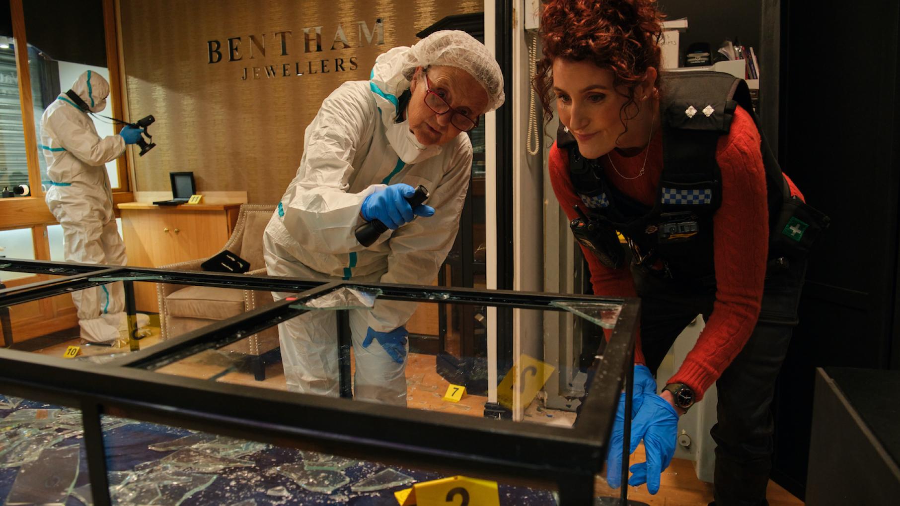 Soon after the robbery of a jewelry store, one of the perpetrators is killed Farman and Wendy examine a broken glass jewelry case