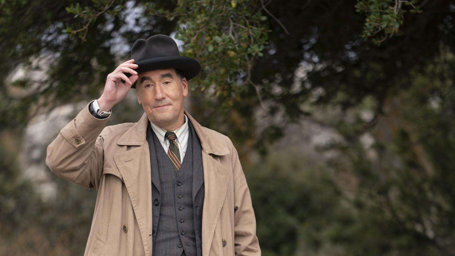 Atticus Pünd tips his hat