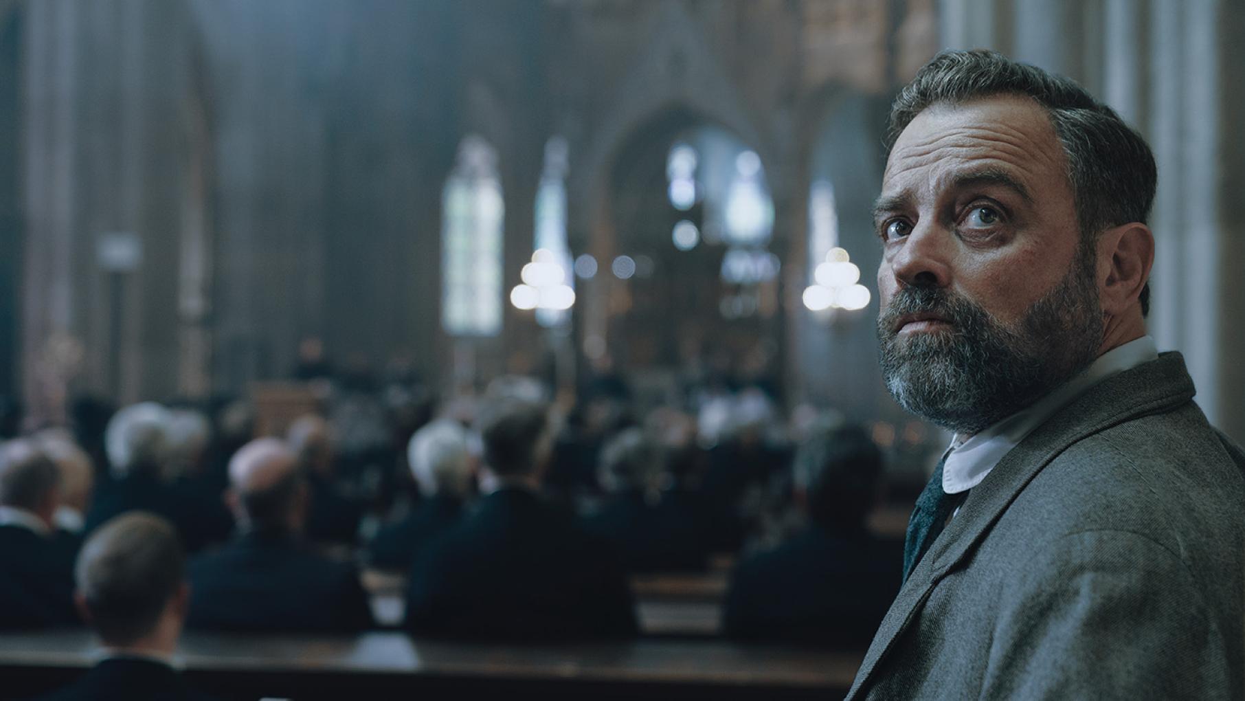 Oskar finds himself in the middle of an assassination attempt. Credit: Petro Domenigg for Endor Productions and MR Film Oskar looks up in a church