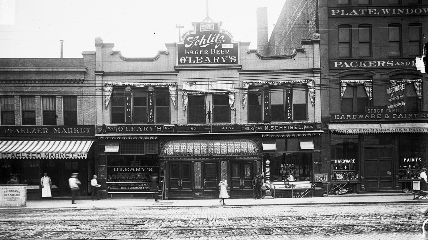 A black and white image of O'Leary's saloon in 1906