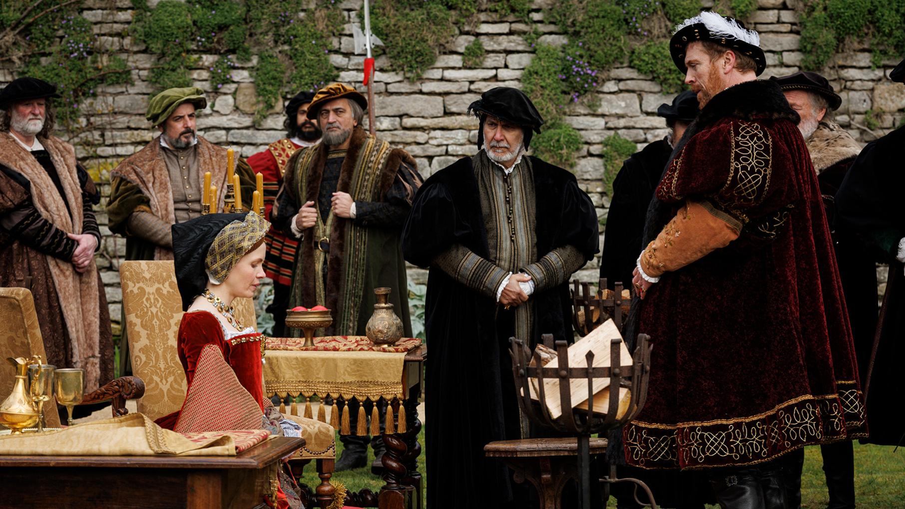 Jane Seymour kneels before King Henry VIII outside amidst courtiers