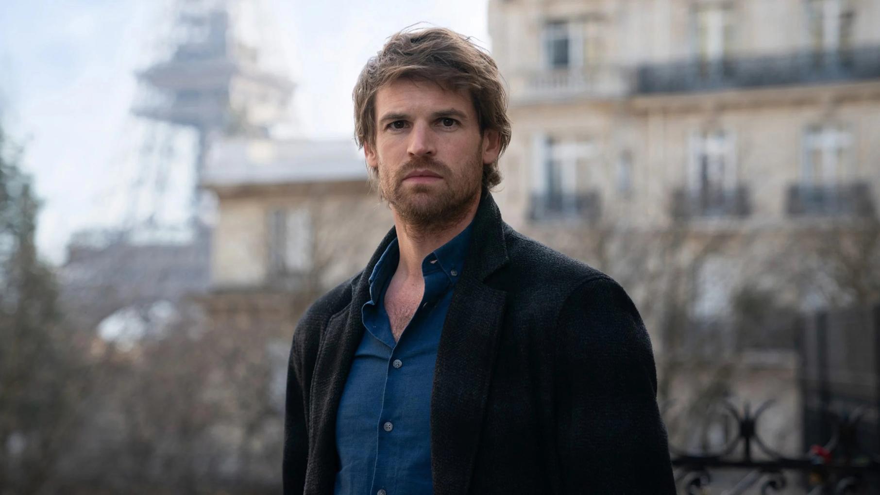 Maigret in front of a building and the Eiffel Tower
