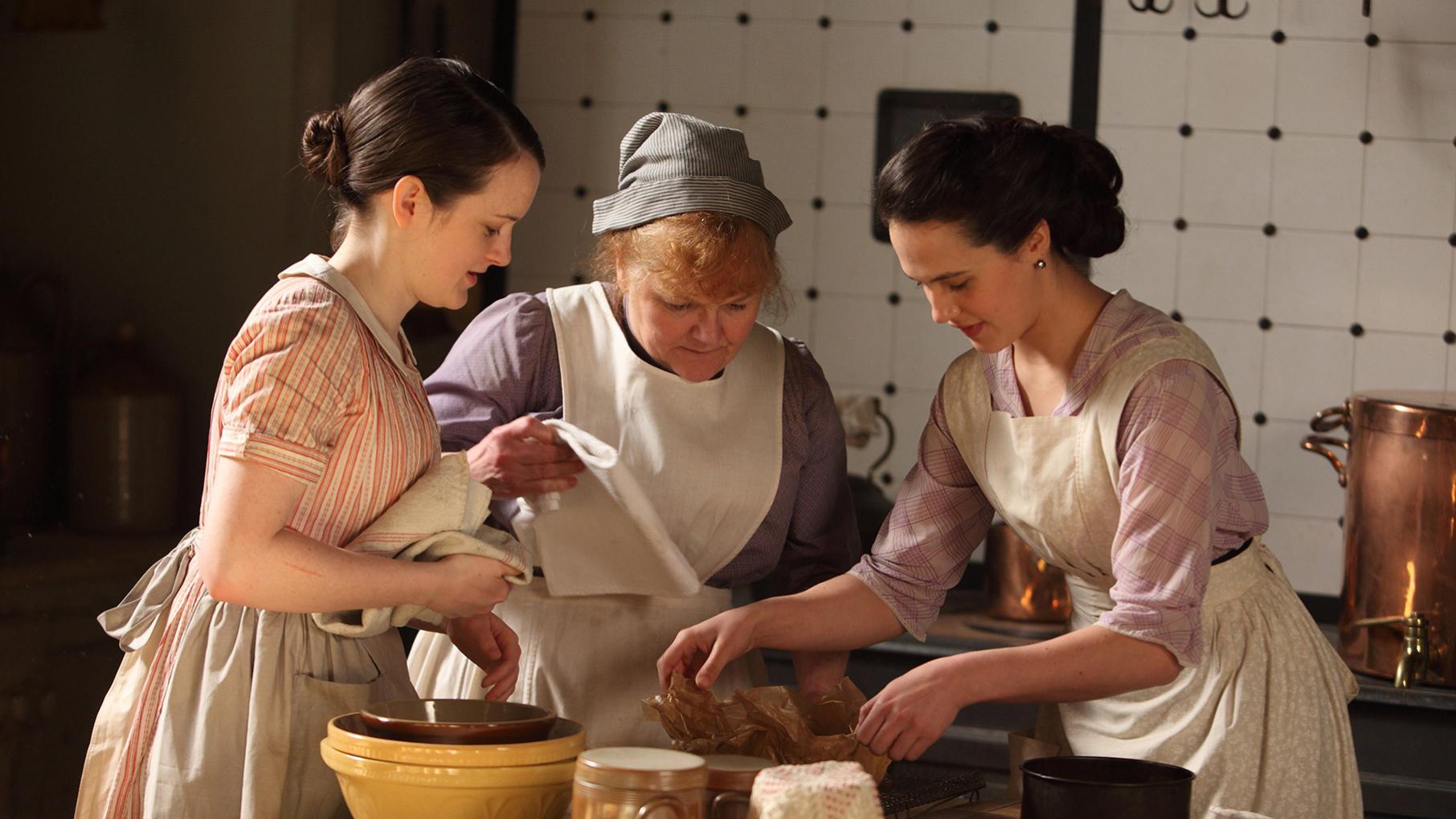 Daisy and Mrs. Patmore teach Sybil how to bake a cake