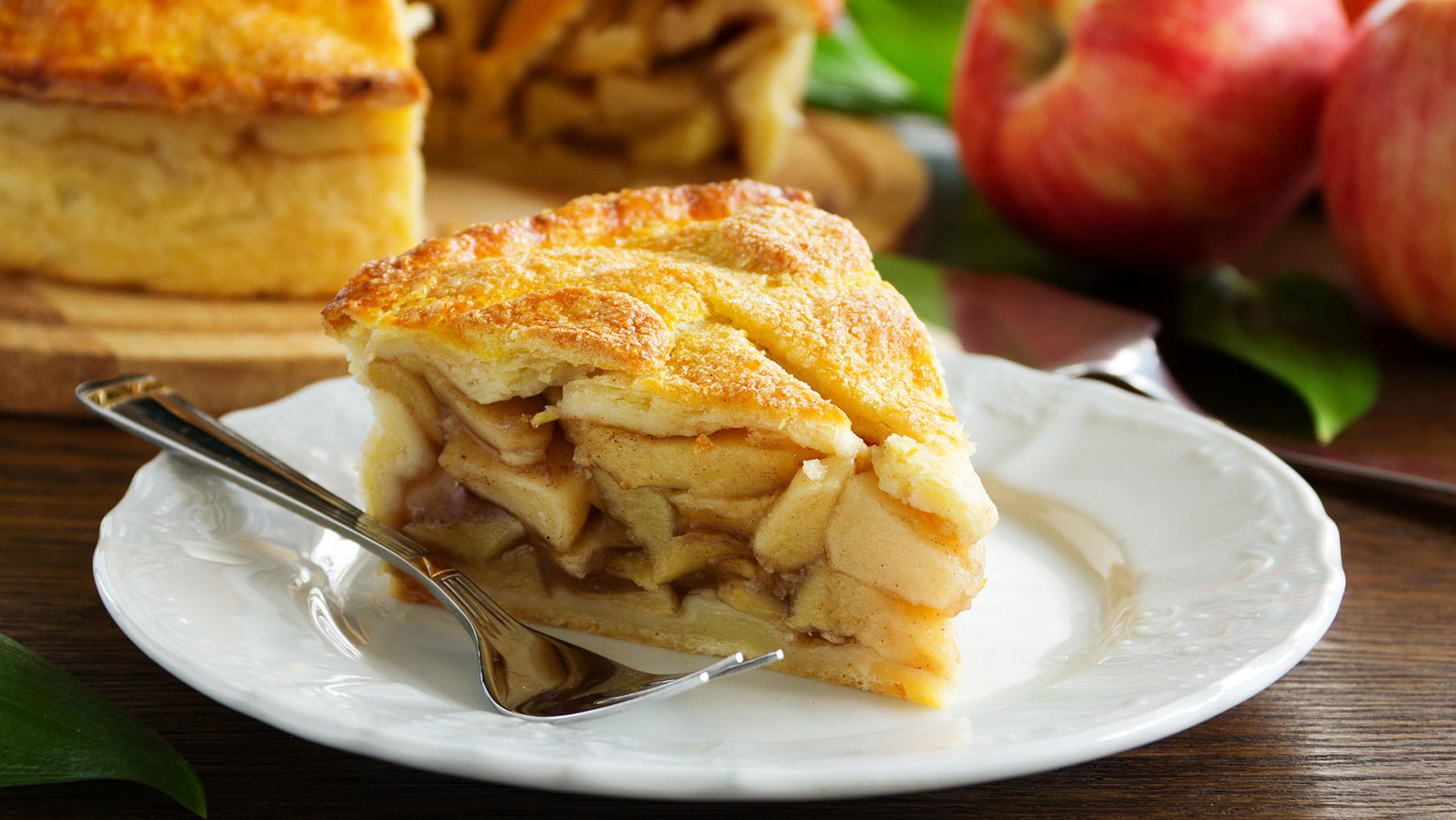 A slice of apple pie on a plate