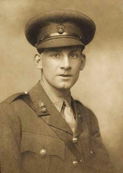 Siegfried Sassoon in military uniform, in a 1915 print by George Charles Beresford