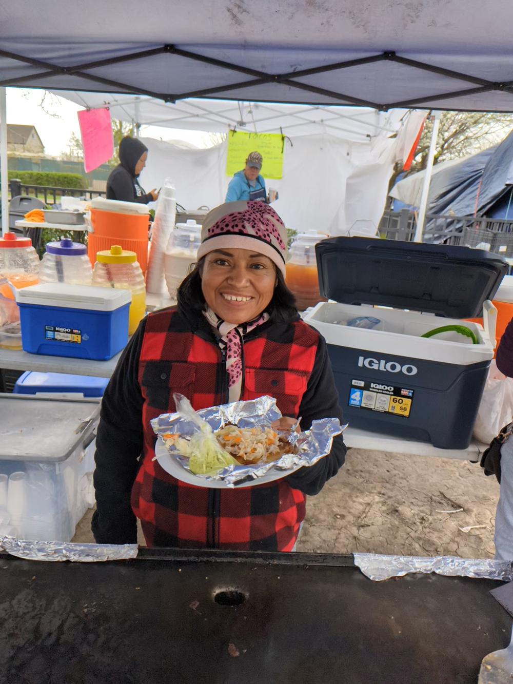 A vendor serves pupusa de chicharron